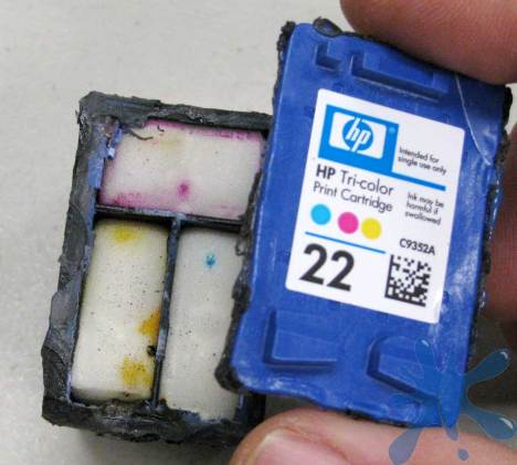 Hewlett Packard HP 22 c9352a color ink cartridge removing the top of the cartridge.